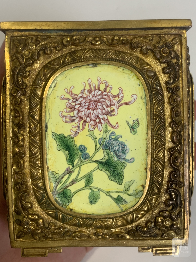 清乾隆 “乾隆年制”款铜胎画珐琅笔筒 - 图9
